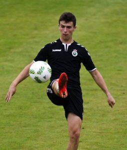Alberto Gómez en un entrenamiento con el Racing en La Albericia (Foto: Diario Montañés)