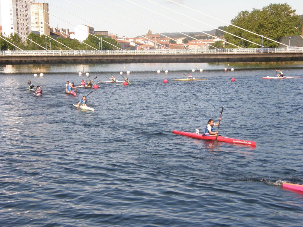 Damas y Canoas en regata. Foto Vía: FB Fredi Bea