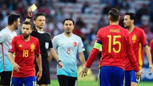 Ramos vio la amarilla en el primer minuto. Foto: El País AFP