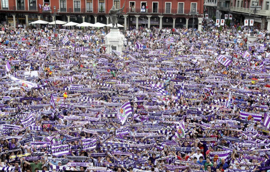 La afción del Real Valladolid abarrotando la Plaza Mayor clebrando el último ascenso (Foto: sportspucela.wordpress.com)