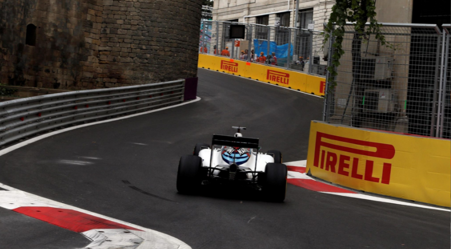 Bottas en la subida del castillo