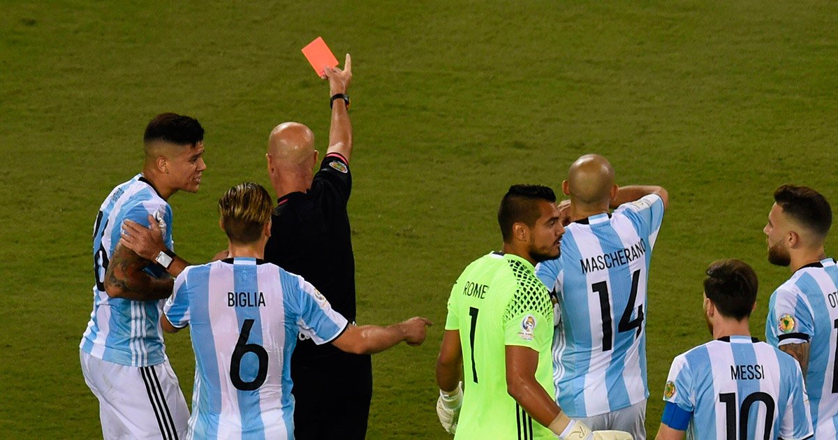 Con la expulsión de Rojo, ambos equipos quedaron con 10. Vía @PasionFutbolFC