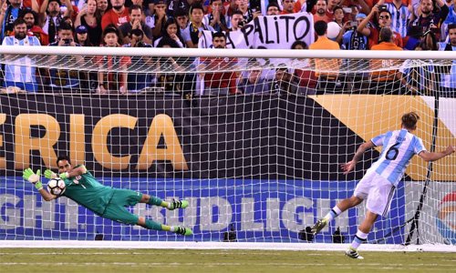 Bravo le atajó el penal a Biglia. Vía @RadioDibluFM
