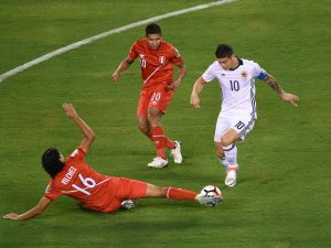 James interceptado por Vílchez (@Conmebol)