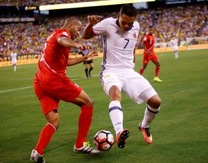 Bacca y Rodríguez disputan el balón (@Conmebol)