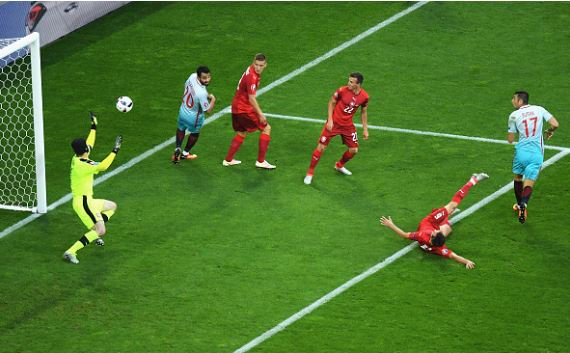 Momento en el que Yilmaz bate a Cech. Vía @ESPNDatos