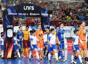 Los equipos saltan a la pista