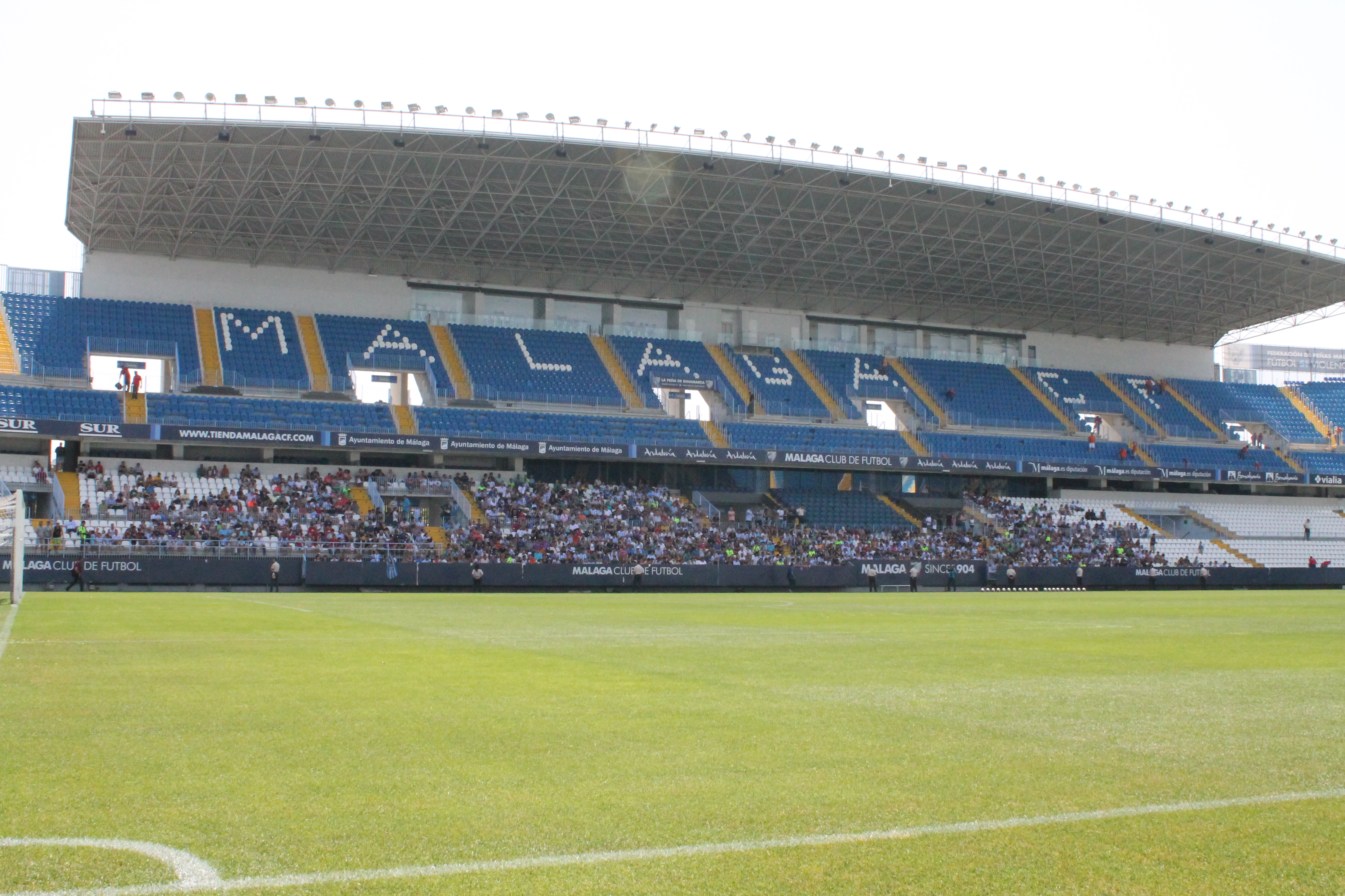 Gran cantidad de público esperaba a Koke y Jony en la Rosaleda. Foto: Sexto Anillo.