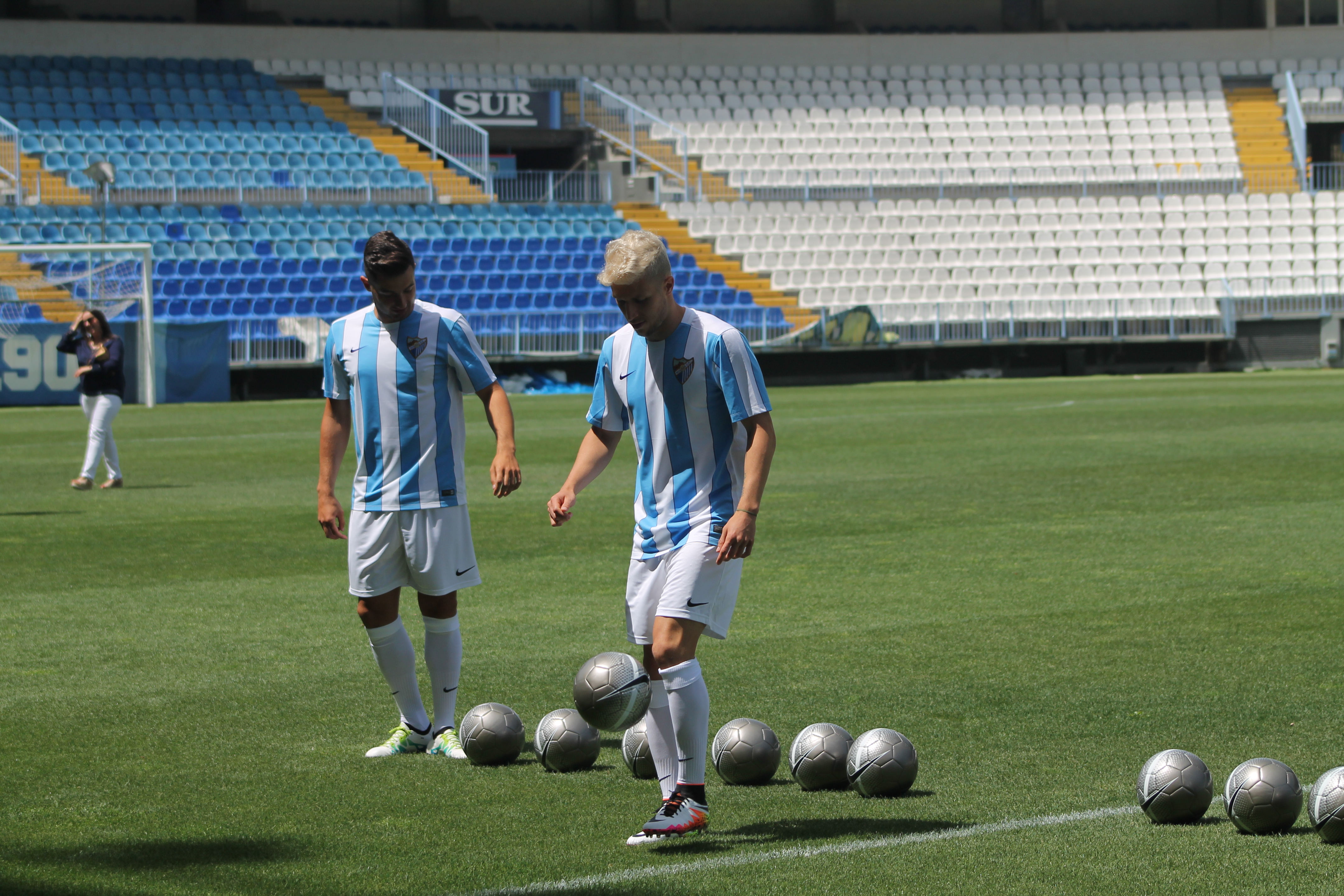 Ambos jugadores fueron lanzando balones a la grada. Foto: Sexto Anillo.