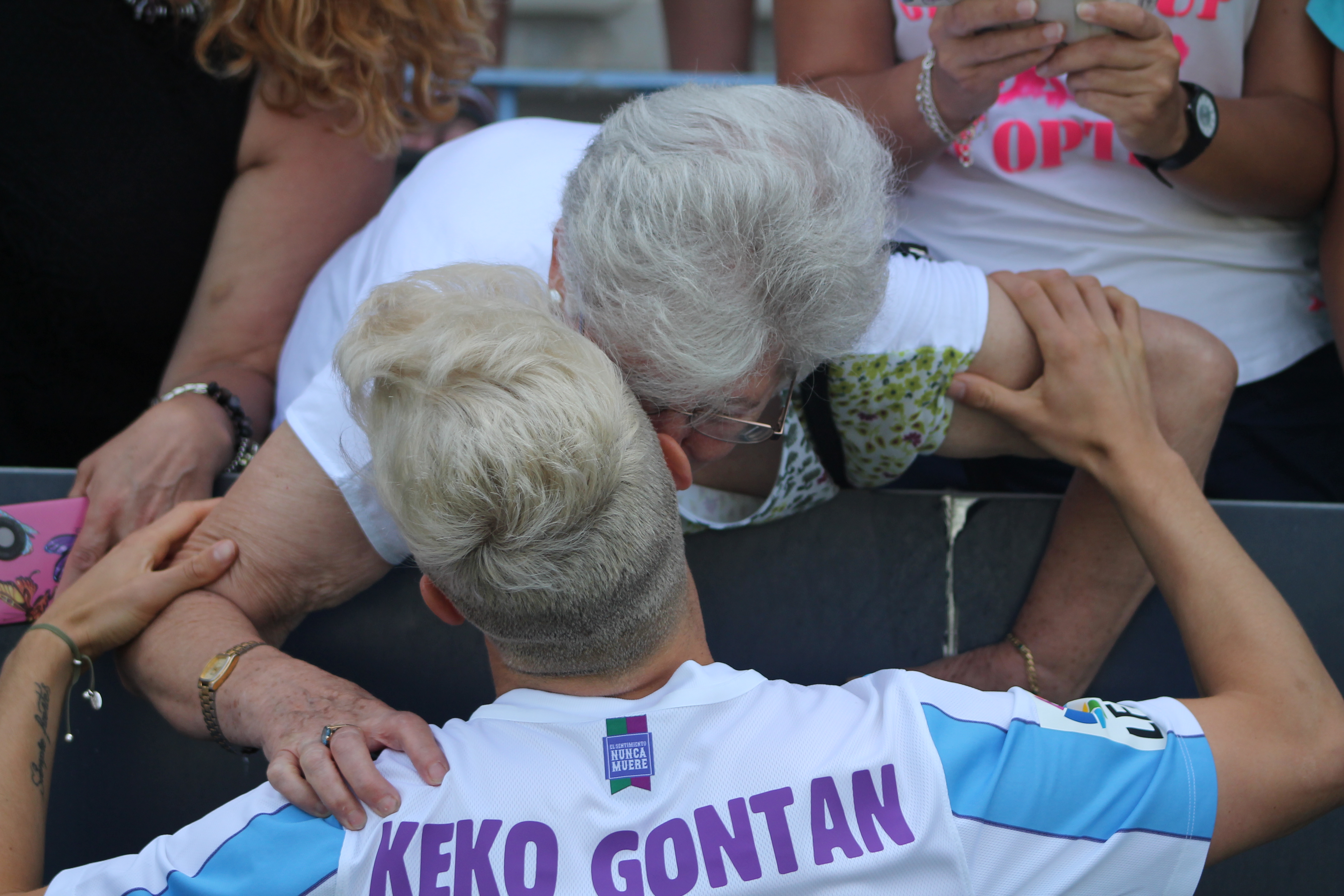KEKO, saludando a Juanita. Foto Sexto Anillo.