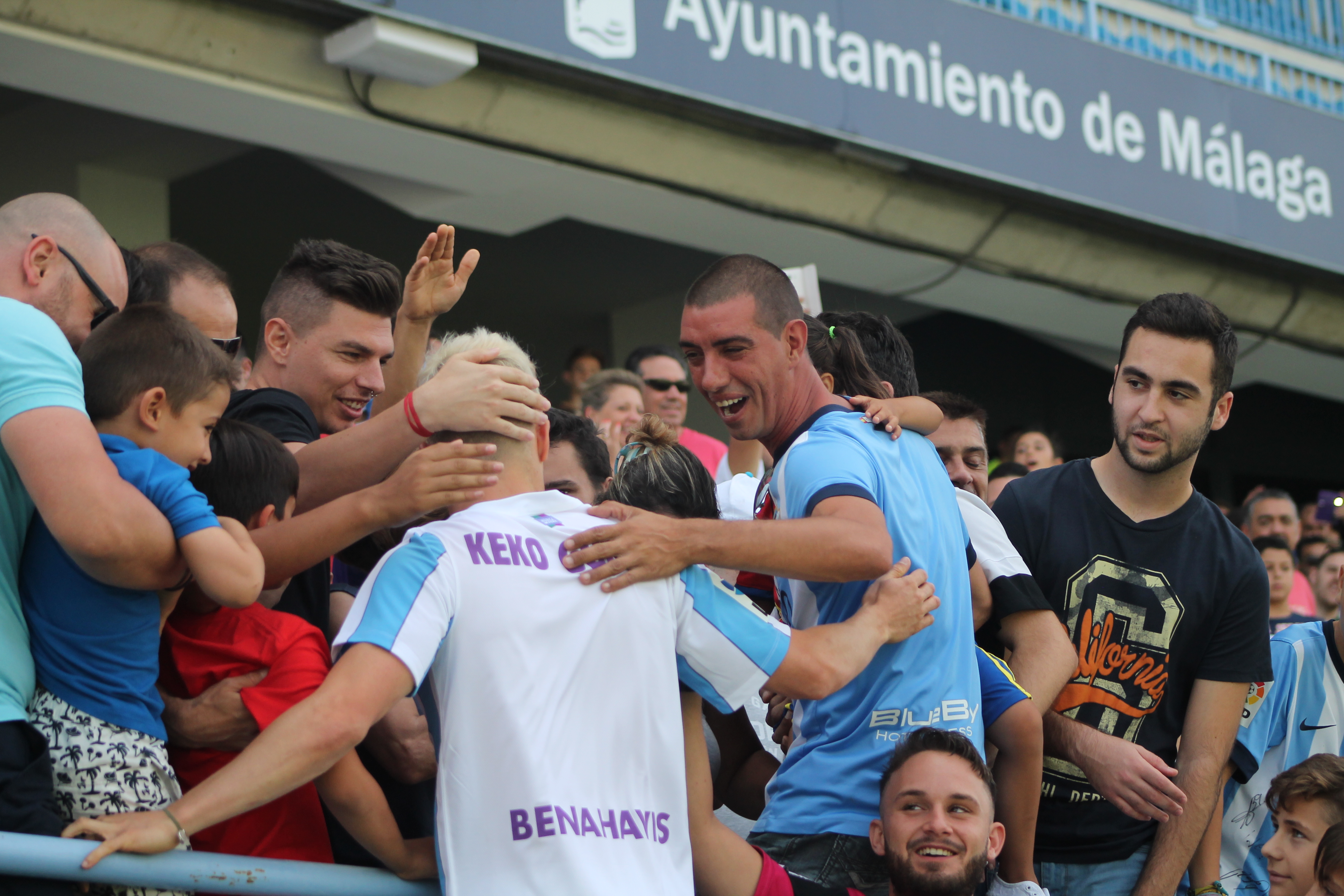 Atendiendo a la afición. Foto Sexto Anillo.