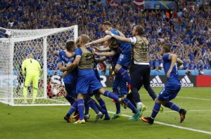 Islandia tras el gol que le clasificó para octavos (www.vavel.com)