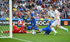 Gol en propia de Saevarsson (www.elmundo.es)
