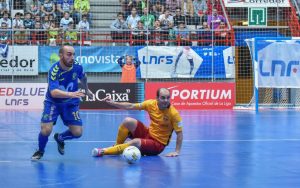 Ricardinho y Wilde pugnan por un balón