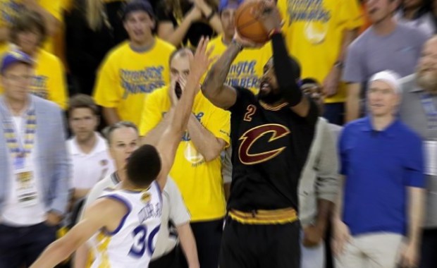 Kyrie Irving anotó el tiro decisivo. (Foto: nbamaniacs.com)
