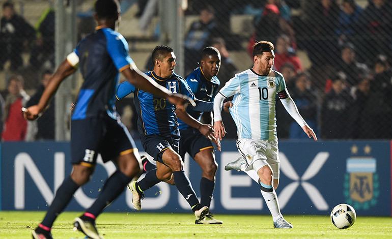 Messi se lesionó en el último amistoso previo a la Copa. Vía cdn.latribuna.hn