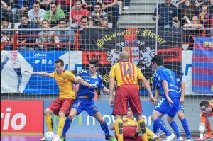 Varios jugadores luchan por un balón