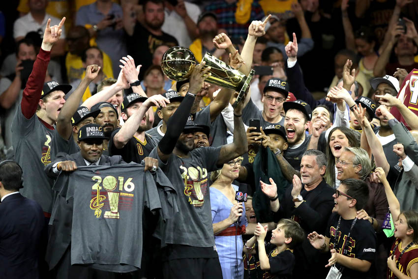 Los Cavs levantan el trofeo Larry O´Brien. (Foto: buzz.eurosport.com)