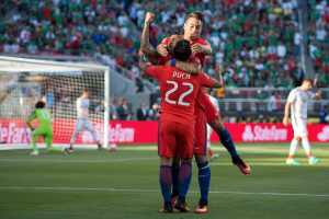 Vargas, Vidal y Puch celebrando frente a México (Foto: sancadilla.tv)