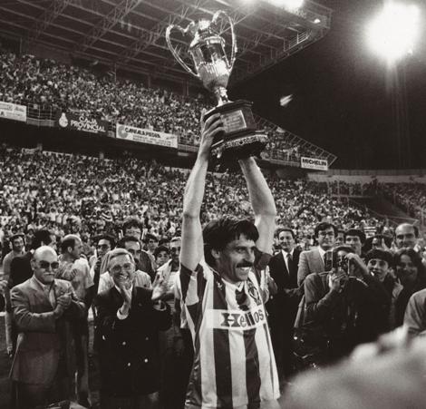 Pepé Moré levanta la Copa de la Liga ganada en 1984 (Foto: realvalladolid.es)