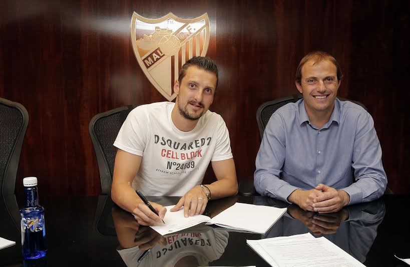 Firmando: foto: MálagaCF