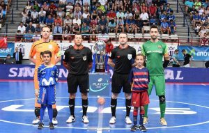 Capitanes y árbitros posan con el trofeo