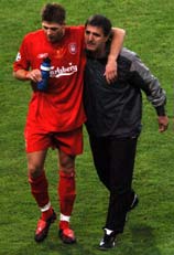 Herrera ayudando a Steven Gerrard (Foto: liverpoolecho.co.uk)