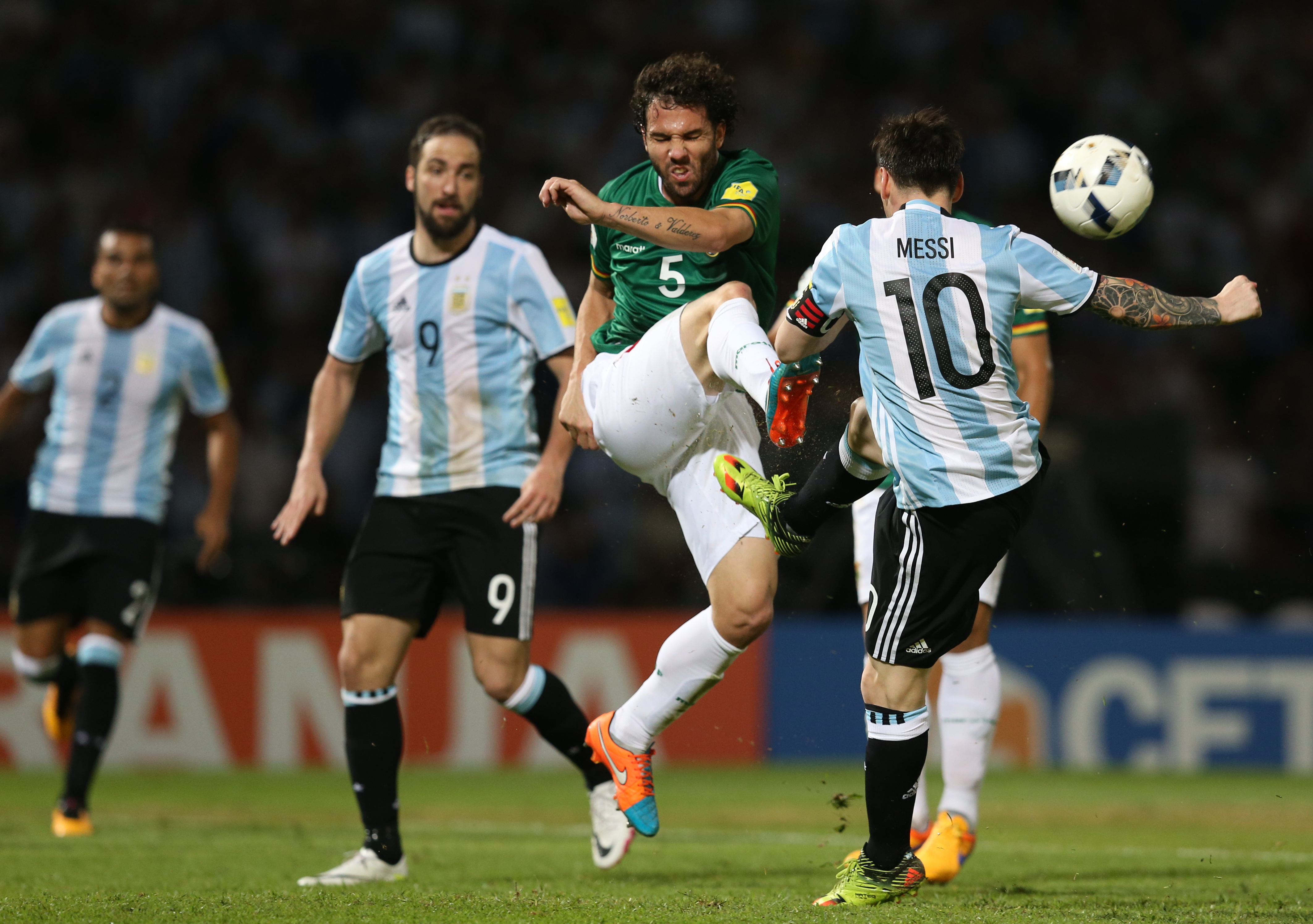 ARG01. CÓRDOBA (ARGENTINA), 29/03/2016.- Lionel Messi (d) yu Gonzalo Higuaín (i) de Argentina ante Luis Fernando Martelli Díaz (c) de Bolivia hoy, martes 29 de marzo de 2016, durante un partido entre Argentina y Bolivia por las eliminatorias del Mundial Rusia 2018 que se disputa en el estadio Mario Alberto Kempes en Córdoba (Argentina). EFE/NICOLÁS AGUILERA