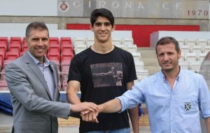 El presidente Delfí Geli y el director deportivo con el futbolista sobre el césped de Montilivi. Foto vía: Gironafc.cat