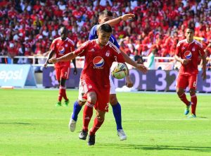 Jhonny Vázquez protegiendo el balón ante su rival. Vía: américa en la red