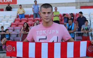 Samuele Longo sobre el césped de Montilivi. Foto vía: Girona FC.
