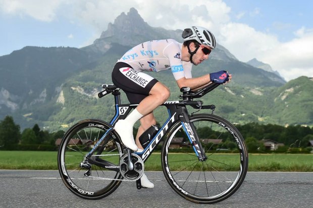 Adam Yates rodando durante la etapa. Fuente: www.letour.fr