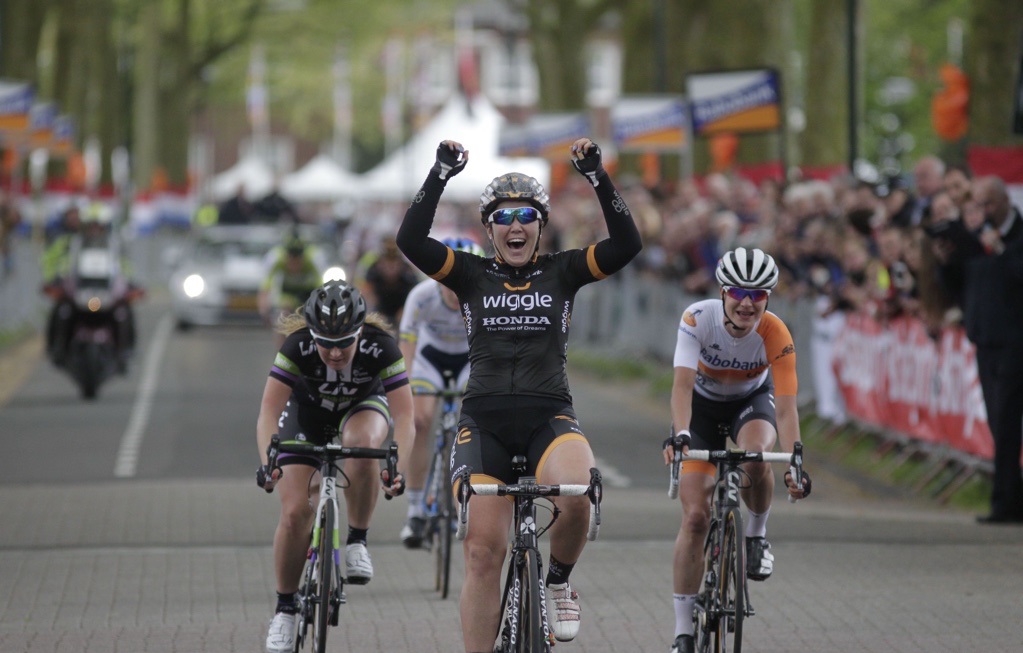 Aalburg - Netrherlands - wielrennen - cycling - radsport - cyclisme - Hosking Chloe of Wiggle Honda Marianne Vos of Rabobank Liv Women Cycling Team - Amy Pieters Liv Plantur (NED)  pictured during  the Rabobank 7-Dorpenomloop 2015 in Wijk en Aalburg - photo Anton Vos/Cor Vos © 2015