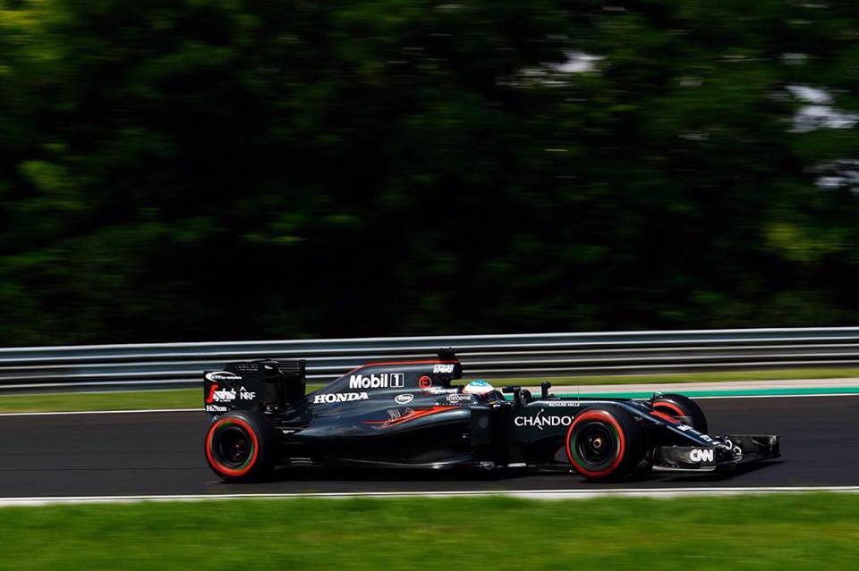Fernando Alonso durante los Libres 3. Fuente: McLaren