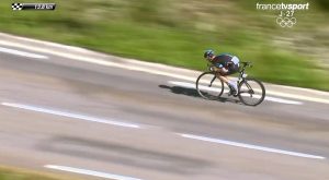 Froome descendiendo en solitario. Fuente: www.lavanguardia.com