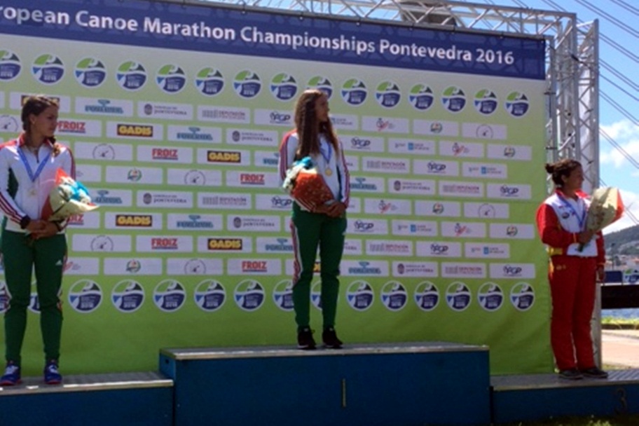 Nora rey en el podium. Foto Vía: S.B.W