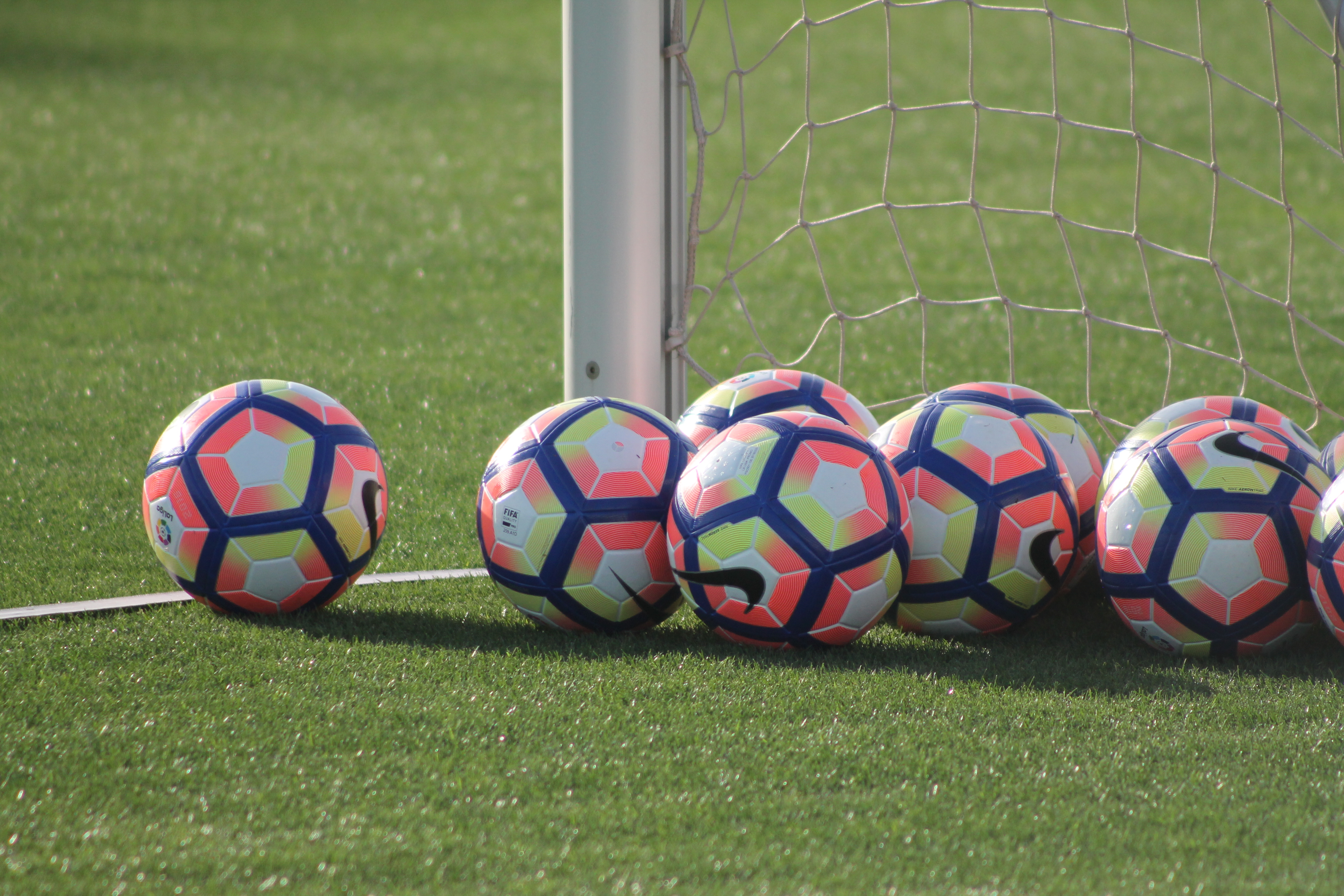 El nuevo balón de esta temporada, ya presente en el entrenamiento.Foto: Sexto Anillo.