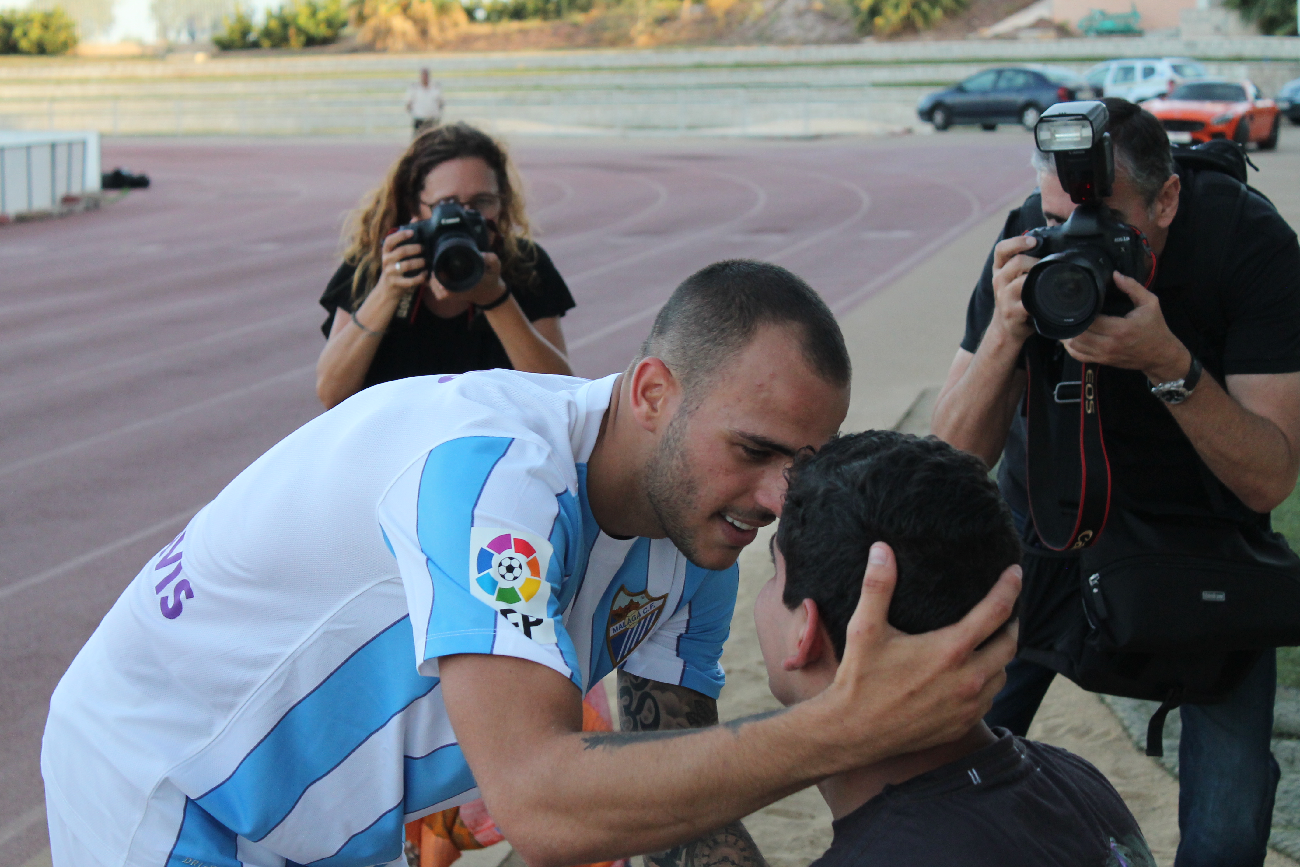 Sandro atendiendo a un aficionado. Foto: Sexto Anillo.