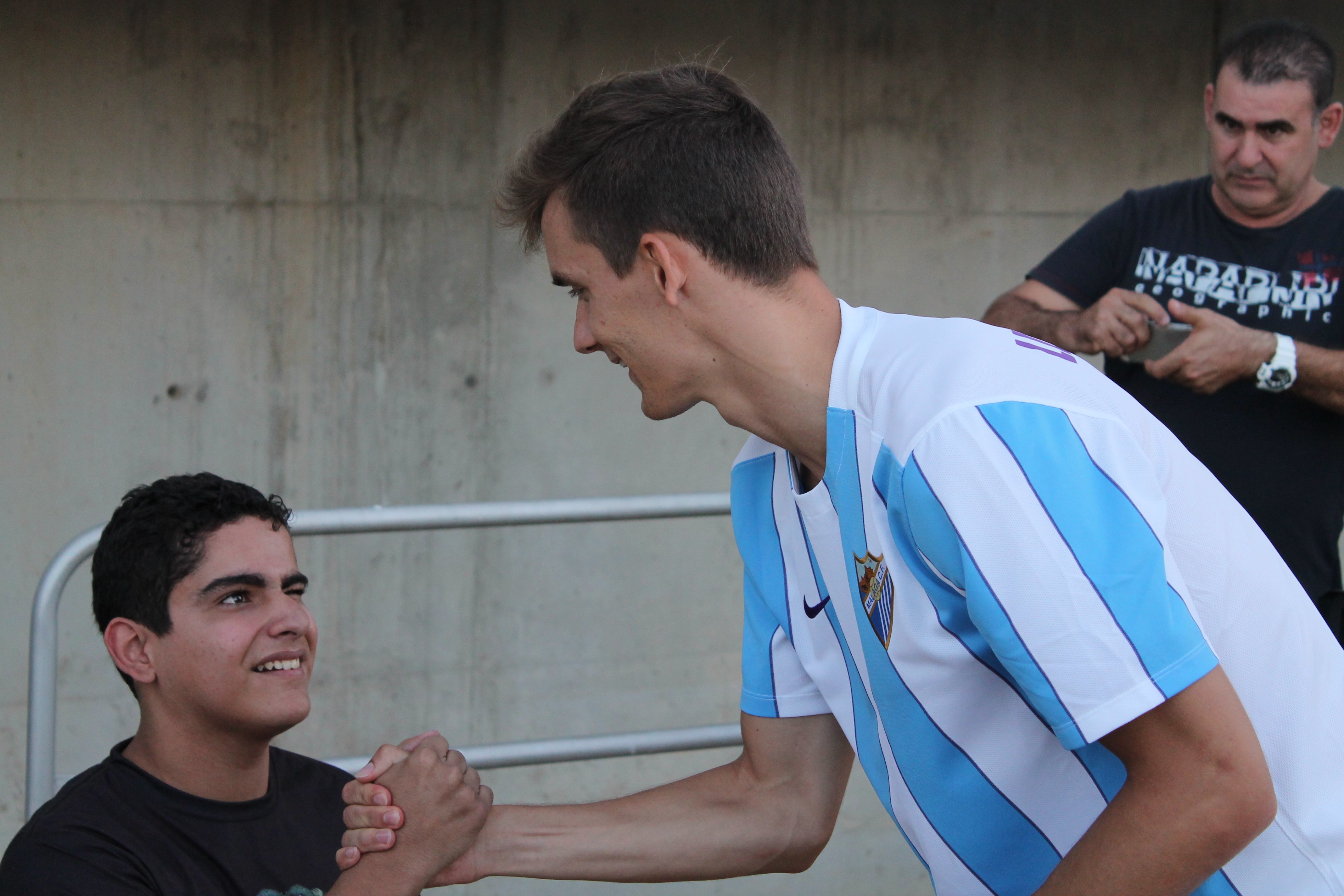 Diego Llorente también atendió a los aficionados. Foto: Sexto Anillo.
