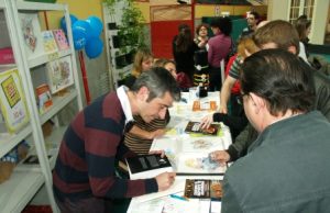 Firmando libros en Navalcarnero (vía autismomadrid.es)