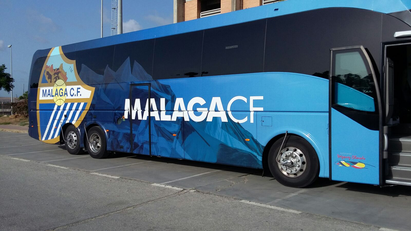Bus del Málaga CF, en Algeciras. Foto: Eldesmarque.com