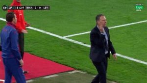 Caparrós haciendo un gesto despectivo Imagen: Canal + Liga