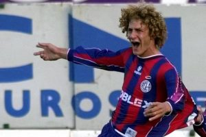 Con sólo 19 años, formó parte del histórico campeón del Torneo Clausura 2001.