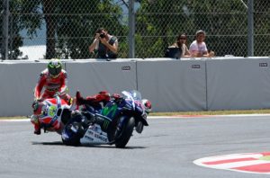 Colisión Iannone - Lorenzo / crash.net