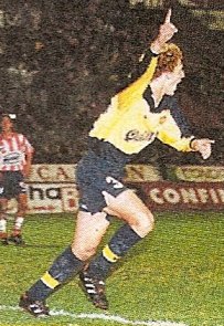 Coloccini debutó en el fútbol argentino para Boca Juniors con gol en 1998.