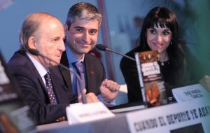 Julio en la presentación de su libro, con José María García