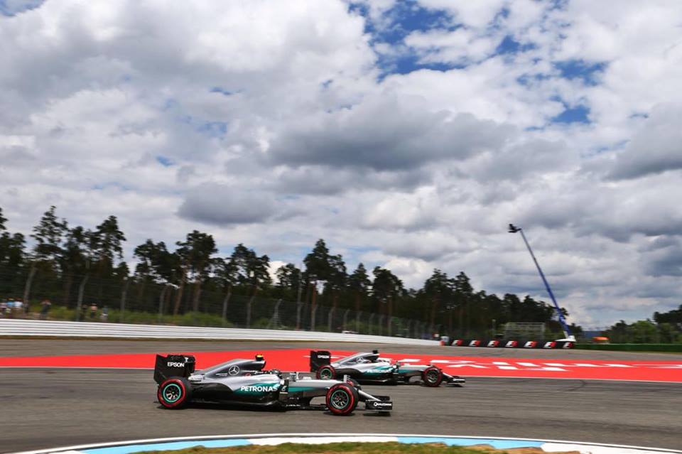 Hamilton y Rosberg durante los libres. //Fuente: Autosport.com