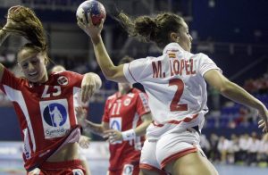 Camila Herrem (NOR) y Marta López (ESP) - Fotografía: RFEBM