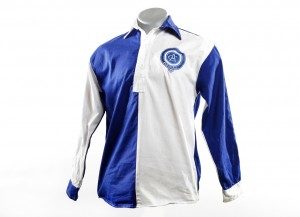 Una de las camisetas donadas por Juan Moser. Imagén vía: dondeverfutbol.com