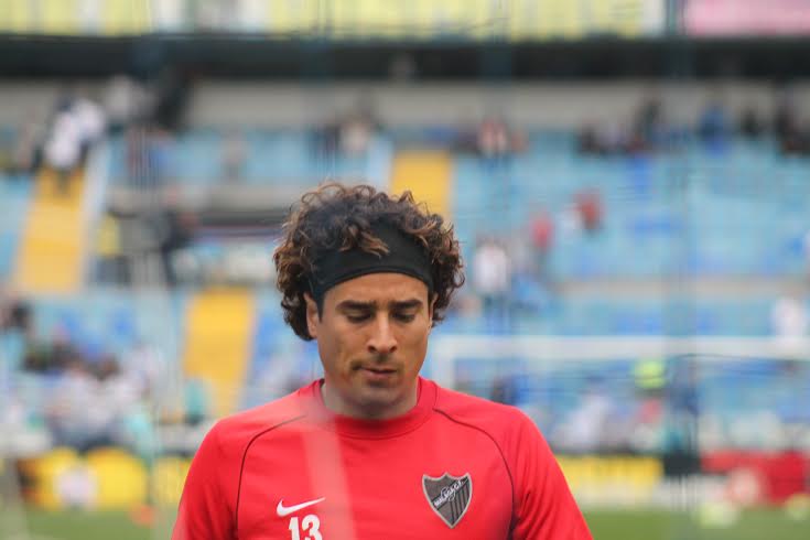 Ochoa en un calentamiento en la Rosaleda. Foto: Sexto Anillo.